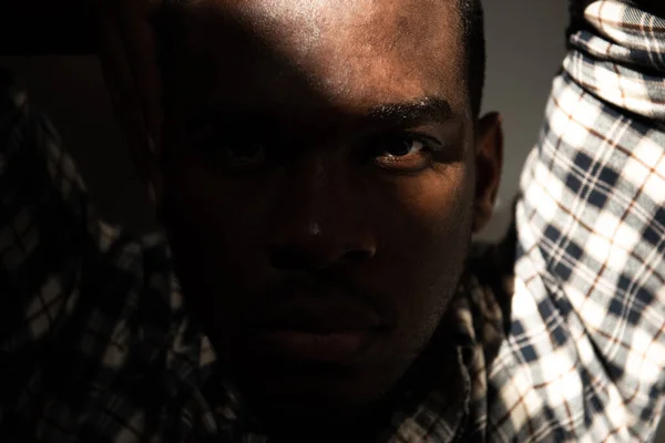 Närbild Porträtt Afrikansk Amerikan Man Skugga Stirrar — Stockfoto