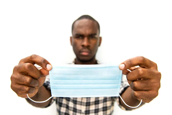 Retrato Hombre Afroamericano Por Fondo Blanco Sosteniendo Máscara —  Fotos de Stock