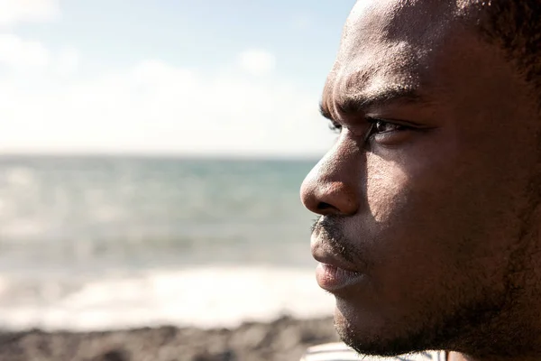 Yakın Plan Afro Amerikan Adam Dik Dik Bakıyor — Stok fotoğraf