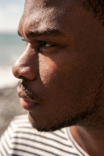 Närbild Profil Porträtt Afrikansk Amerikansk Man Ansikte Stirrar — Stockfoto