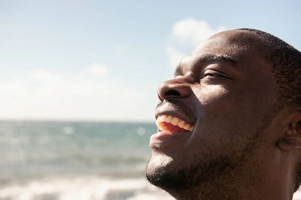 海で笑うアフリカの男の肖像画を閉じます — ストック写真