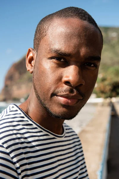 Close Portret Afrikaanse Amerikaanse Man Buiten Met Gestreept Shirt — Stockfoto