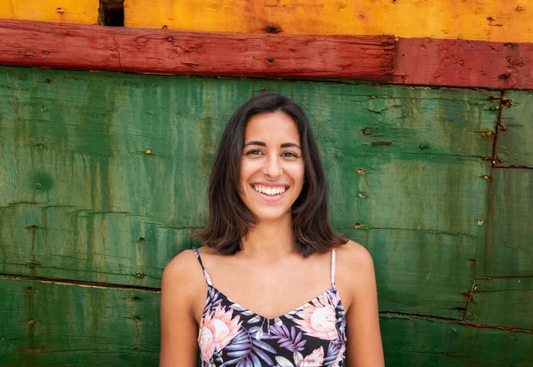 Portret Van Lachende Jonge Vrouw Met Bruin Haar Door Groene — Stockfoto