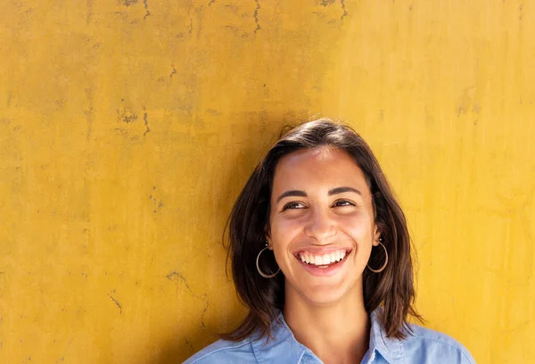 Close Retrato Sorrindo Jovem Mulher Olhando Para Longe Pelo Fundo — Fotografia de Stock