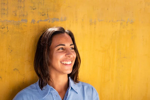 Close Retrato Mulher Sorridente Contra Fundo Amarelo Olhando Para Longe — Fotografia de Stock