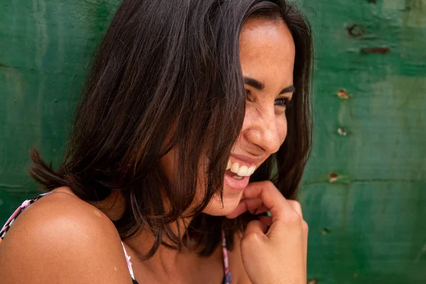 Close Retrato Sincero Jovem Rindo Contra Fundo Verde — Fotografia de Stock