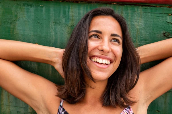 Gülümseyen Genç Bir Kadının Yakın Portresi Elleri Başının Arkasında Başka — Stok fotoğraf