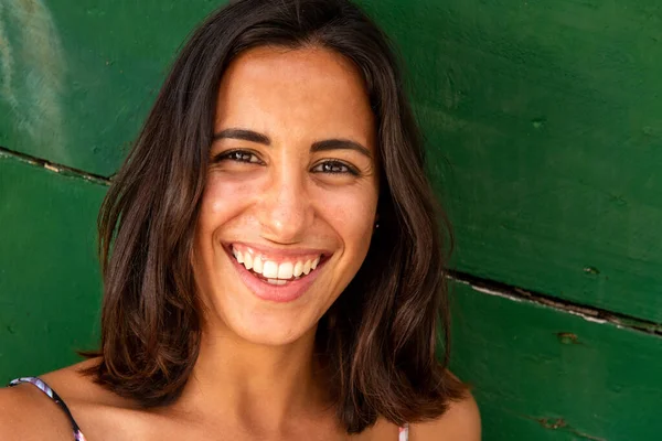 Närbild Porträtt Leende Ung Latinamerikansk Kvinna Mot Grön Bakgrund — Stockfoto