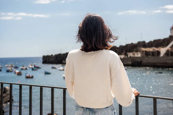 Retrato Trás Jovem Segurando Trilhos Olhando Para Vista Mar — Fotografia de Stock