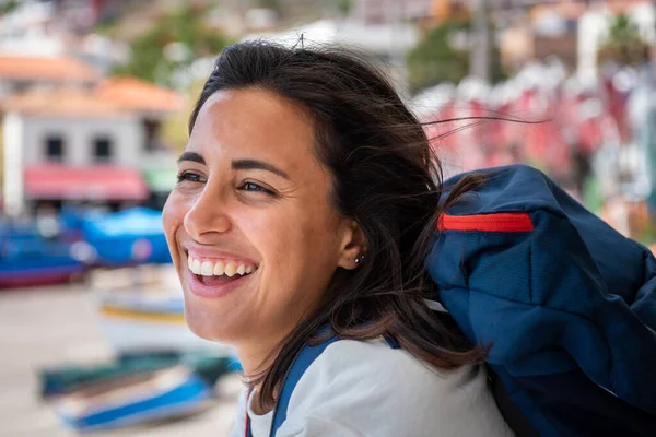 Close Zijportret Van Jonge Vrouw Lachen Met Rugzak — Stockfoto