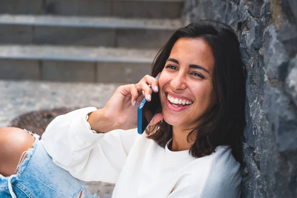 Närbild Porträtt Glad Ung Kvinna Talar Med Mobiltelefon — Stockfoto
