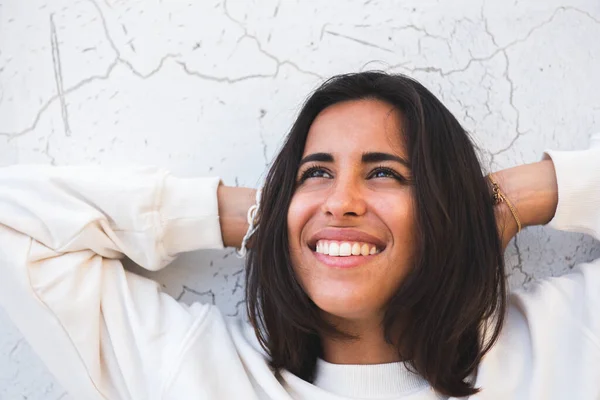 Close Portret Van Glimlachende Jonge Latijn Vrouw Met Handen Achter — Stockfoto