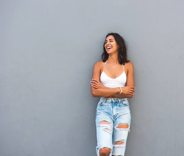 Retrato Una Joven Feliz Riendo Con Los Brazos Cruzados Por — Foto de Stock