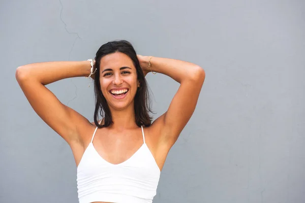 Retrato Feliz Joven Latina Riendo Con Las Manos Pelo Por —  Fotos de Stock