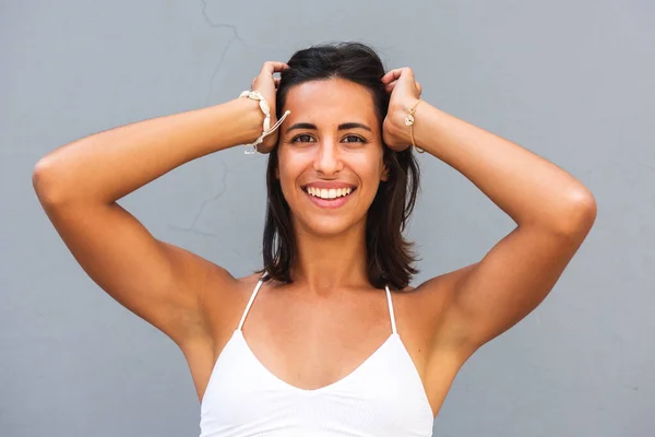 Retrato Una Joven Sonriente Con Las Manos Cabeza Por Pared —  Fotos de Stock