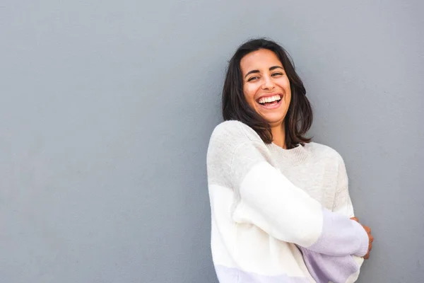 Portrait Jeune Femme Riante Avec Les Bras Croisés Sur Fond — Photo