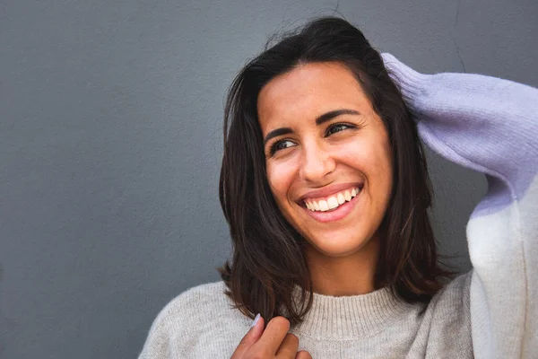 Cerca Retrato Hermosa Joven Mujer Sonriendo Con Mano Pelo Mirando — Foto de Stock