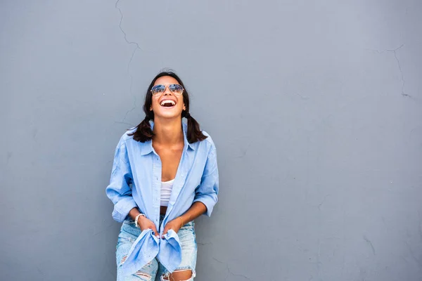 Retrato Joven Feliz Riendo Con Gafas Sol Por Fondo Gris —  Fotos de Stock