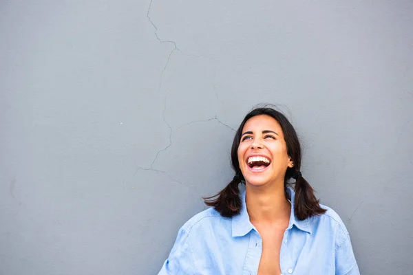Mutlu Genç Bir Kadının Yakın Portresi Gri Arka Plandan Bakıp — Stok fotoğraf
