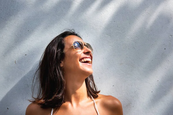 Närbild Porträtt Glad Ung Modekvinna Med Solglasögon Tittar Bort — Stockfoto