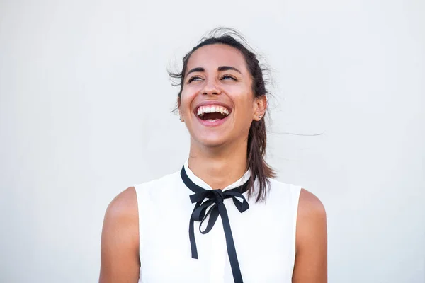 Närbild Porträtt Glad Ung Affärskvinna Skrattar Vit Bakgrund — Stockfoto