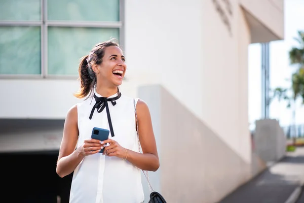 Porträtt Lycklig Affärskvinna Stående Gatan Med Mobiltelefon — Stockfoto