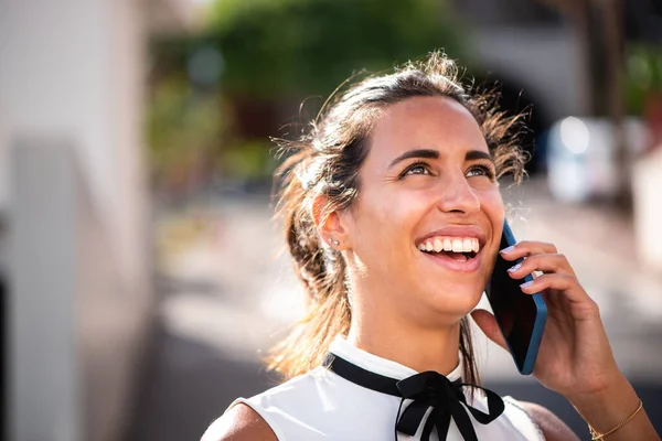 Retrato Cerca Una Joven Empresaria Hablando Con Celular Afuera — Foto de Stock