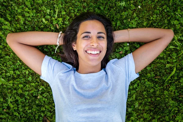 Retrato Mujer Joven Acostada Hierba Sonriendo Con Las Manos Detrás — Foto de Stock