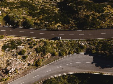 Üstten manzaralı araba yolda gidiyor.