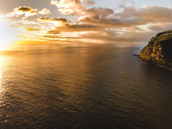Landschaftlich Reizvoller Blick Auf Felsige Klippen Und Das Meer Gegen — Stockfoto