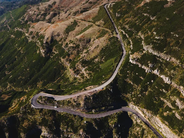 山の上の道路の空中ビュー曲線のトップダウン — ストック写真