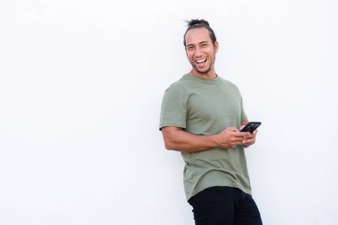 Beyaz arka plan üzerinde cep telefonu kullanan mutlu bir adamın portresi.