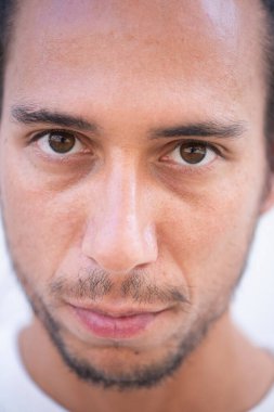 Ciddi bir delikanlının yüzünü kapatın.