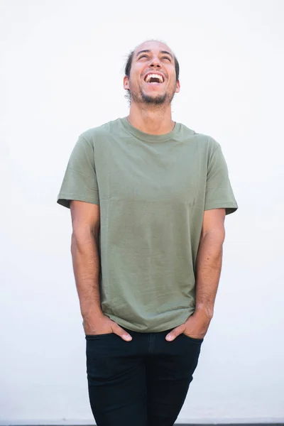 Šťastný Muž Vzhlíží Směje Rukama Kapsách Přes Bílé Pozadí — Stock fotografie
