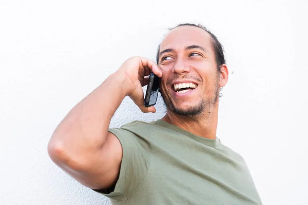 Щасливий Чоловік Витягнутою Зачіскою Розмовляє Мобільному Телефоні Білому Тлі — стокове фото