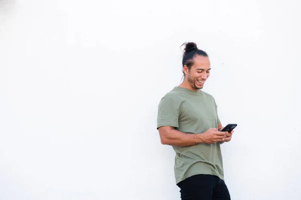 白い背景の上の携帯電話を使用して幸せな男のテキストメッセージ — ストック写真