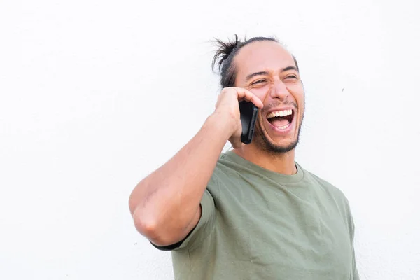 Hombre Riendo Voz Alta Mientras Habla Teléfono Móvil Sobre Fondo — Foto de Stock