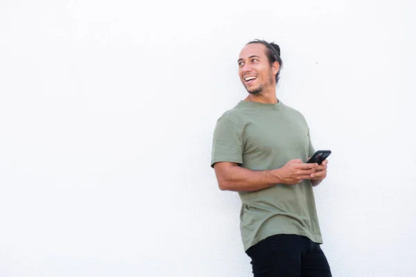 Glücklicher Mann Schaut Weg Während Mobiltelefon Über Weißem Hintergrund Benutzt — Stockfoto