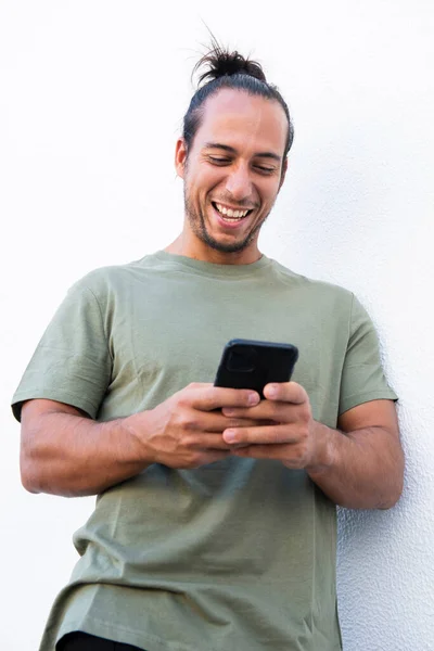 Uomo Felice Con Capelli Messaggistica Testo Panino Utilizzando Telefono Cellulare — Foto Stock