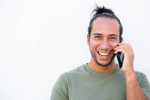 Homem Feliz Com Puxado Para Cima Pão Cabelo Falando Telefone — Fotografia de Stock
