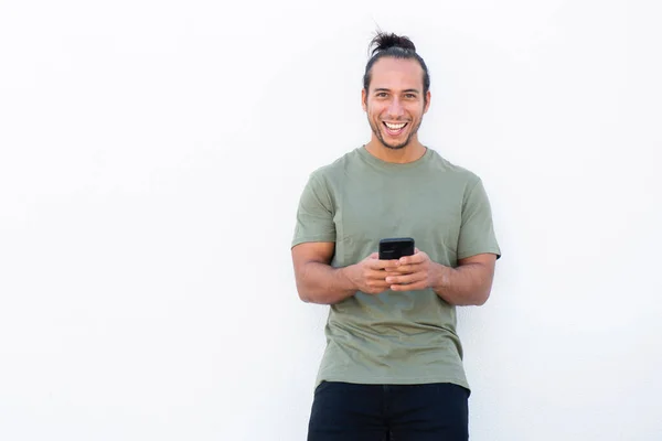 Feliz Hombre Con Tiró Pelo Moño Mensajes Texto Utilizando Teléfono — Foto de Stock
