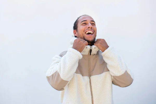笑い男で冬のジャケットで楽しい上に白い背景 — ストック写真