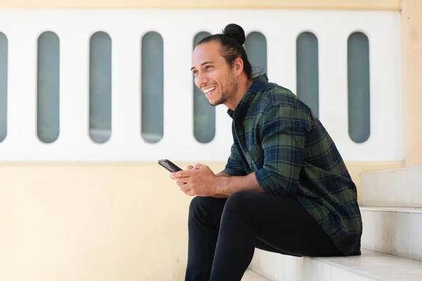 Hombre Feliz Usando Teléfono Móvil Mirando Hacia Otro Lado Mientras — Foto de Stock