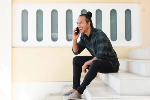 Hipster Man Talking Mobile Phone Outdoors Staircase — ストック写真