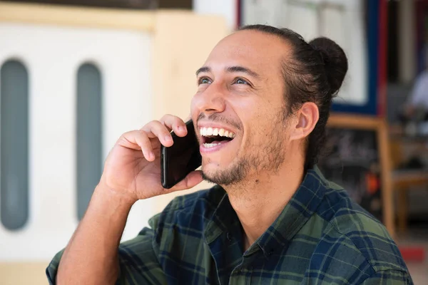 Щасливий Чоловік Витягнутою Спинкою Волосся Розмовляє Мобільному Телефоні Відкритому Повітрі — стокове фото