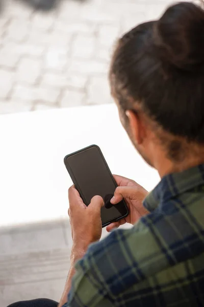 Man Sms Met Behulp Van Mobiele Telefoon Buiten Een Zonnige — Stockfoto