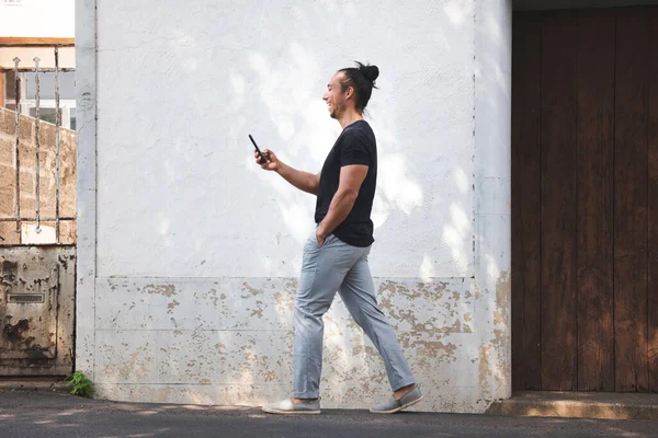 Άνθρωπος Έχει Διασκέδαση Χρησιμοποιώντας Κινητό Τηλέφωνο Ενώ Περπάτημα Εξωτερικούς Χώρους — Φωτογραφία Αρχείου