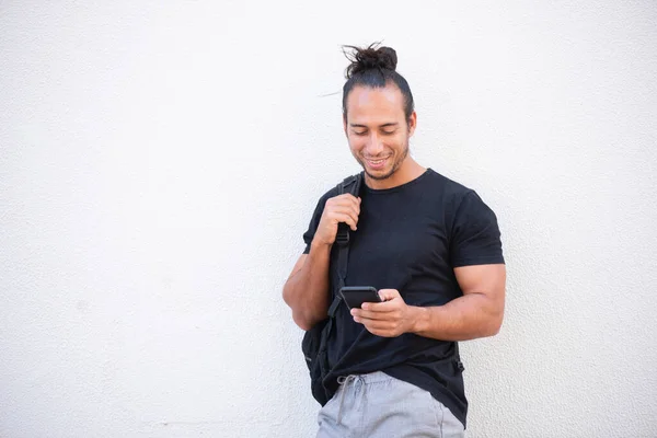 Šťastný Muž Batohem Textové Zprávy Pomocí Mobilního Telefonu Venku Městě — Stock fotografie