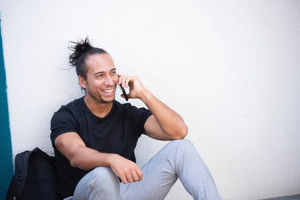 Šťastný Muž Mluví Mobilním Telefonu Venku Městě — Stock fotografie