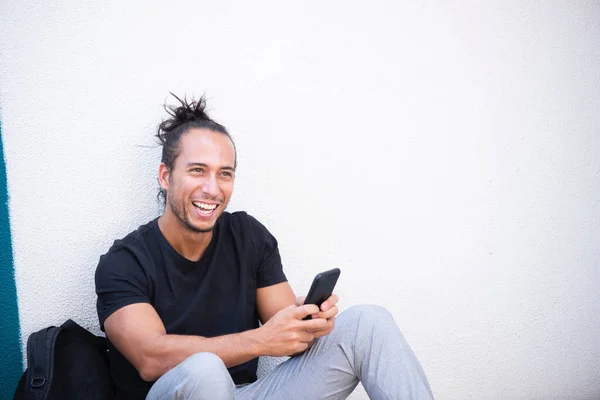 Mensagens Texto Homem Alegre Usando Telefone Celular Livre Cidade — Fotografia de Stock